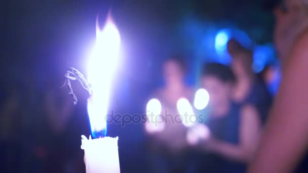Свічка спалювання під час смолоскипна хода, крупним планом — стокове відео