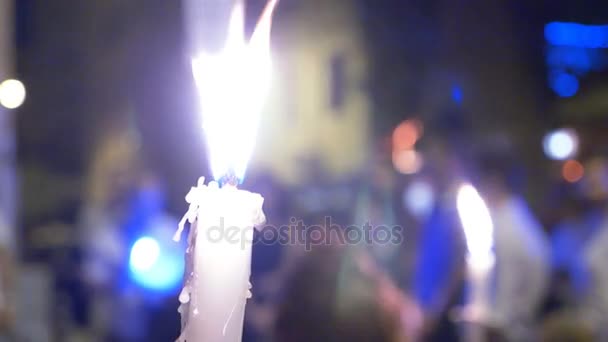 Luz de la vela ardiendo de cerca: religión, símbolo, unión — Vídeo de stock