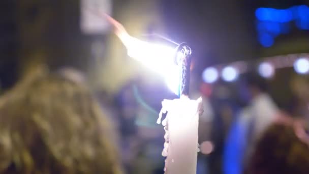 Pessoas durante a procissão da luz da tocha: velas, símbolo, noite — Vídeo de Stock
