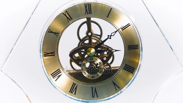 Reloj antiguo bate el tiempo: Tiempo, inexorabilidad- retrato — Vídeo de stock