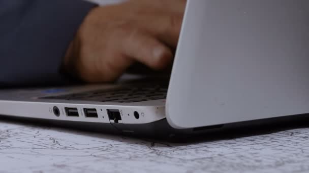 Busy business man hands typing on laptop in the dark — Stock Video