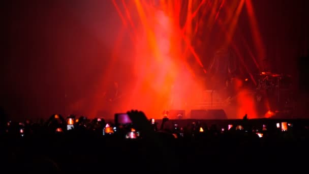 Menigte fans maken van foto's en video's met de slimme telefoon op het concert — Stockvideo