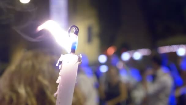 Fáklya fény processione: emberek, a gyertyák, a rituális — Stock videók