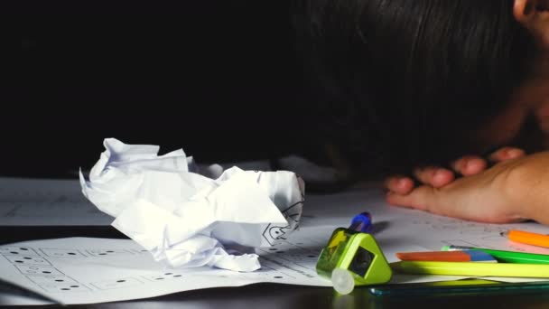 Una estudiante cansada y desanimada con la cabeza apoyada sobre el escritorio — Vídeo de stock