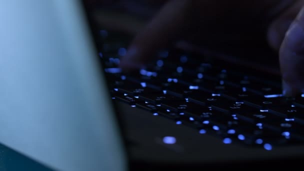 Žena ruce psaní zprávy na klávesnici notebooku v pozdní noci — Stock video