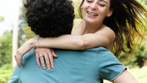 Abraço doce entre os amantes no parque câmera lenta — Vídeo de Stock