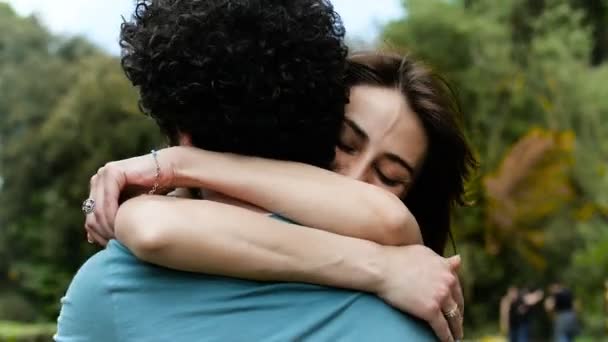 Dulce abrazo entre amantes — Vídeos de Stock