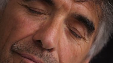 yakışıklı düşünceli olgun adam 