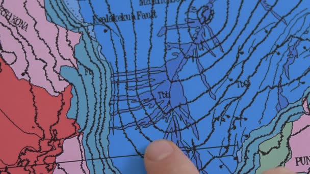 Géologue marques de main sur la carte — Video