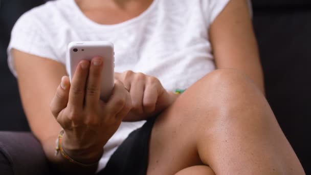 Vrouw sms 't op haar smartphone — Stockvideo