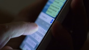 Akıllı telefonunda mesaj atan kadın.