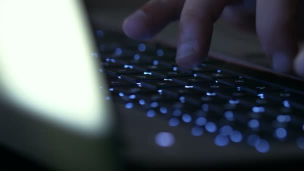 Manos escribiendo en el teclado del rayo — Vídeos de Stock