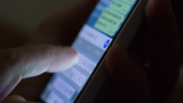 Frau schreibt SMS auf ihrem Smartphone — Stockvideo