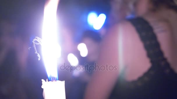 Зажигание свечи во время мероприятия — стоковое видео