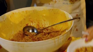 hizmet sıcak makarna yemekleri için evsiz