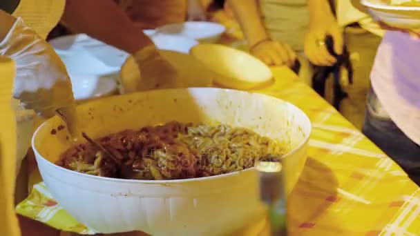 Servindo pratos de massas quentes — Vídeo de Stock