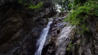 Güzel ve müstehcen şelale 