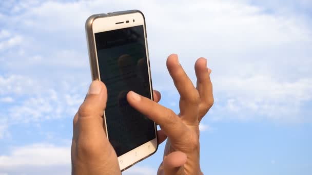 Manos mujer escribiendo en el teléfono inteligente — Vídeo de stock