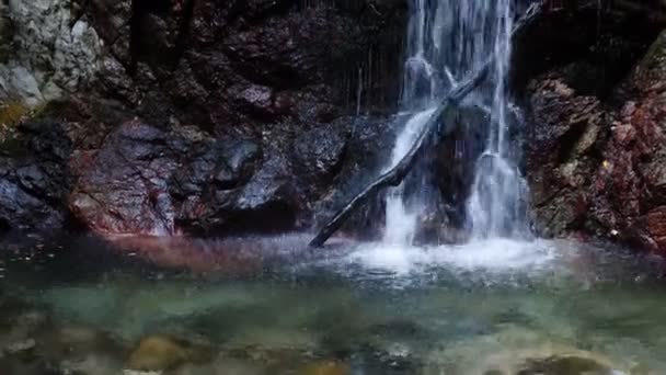 Natürlicher Wasserfall in einer Höhle — Stockvideo