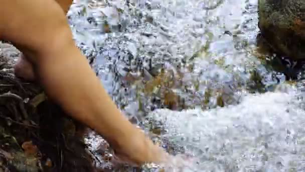 Woman feet in river water — Stock Video