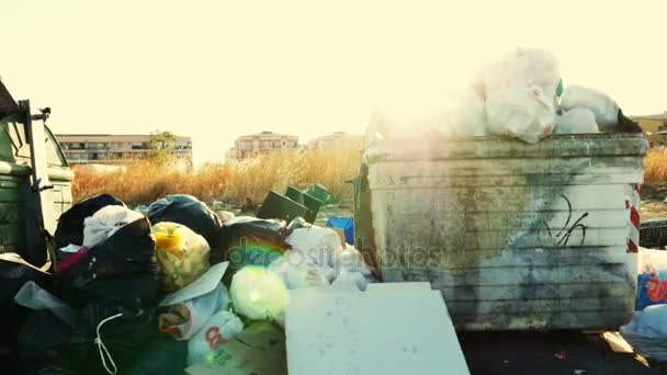 Заброшенный мусор на улицах — стоковое видео