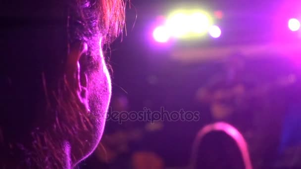 Πρόσωπο της γυναίκας κατά τη διάρκεια μιας συναυλίας — Αρχείο Βίντεο