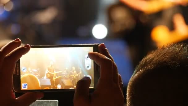 Fan dreht Video mit Smartphone — Stockvideo