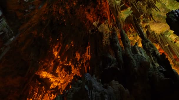 Osvětlení starověké jeskyně — Stock video