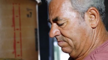 Winemaker şarap Fermantasyon işlemi kontrol eder. 