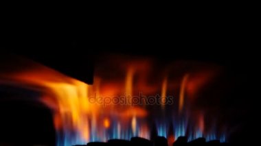 büyük pot altında yanan güçlü ateşi