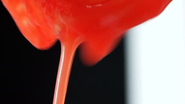 Salsa de tomates frescos fluyendo — Vídeo de stock