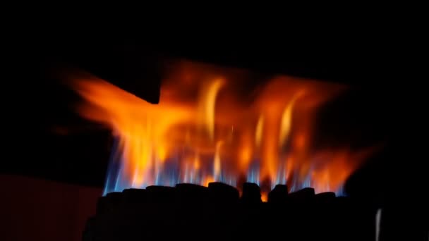 Oheň hořel pod velký hrnec — Stock video
