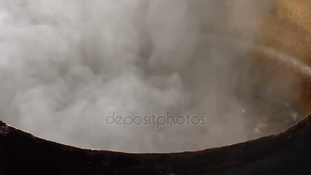 Νερό που βράζει σε μια μεγάλη κατσαρόλα — Αρχείο Βίντεο