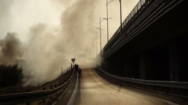 Yangın duman yayılır sokaklarda