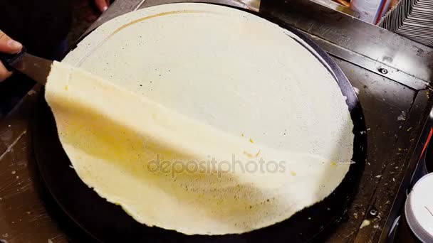 Hacer crepe sabroso — Vídeo de stock