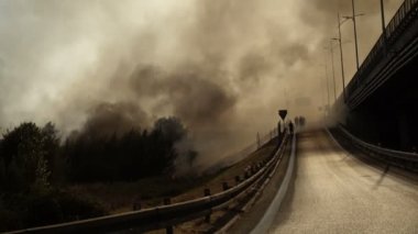 Büyük ateşten uzak çalışan insanlar 