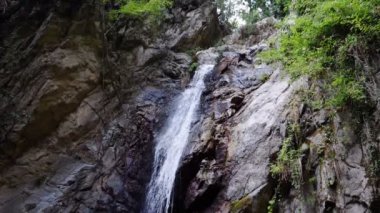 Yüksek ve harika şelale