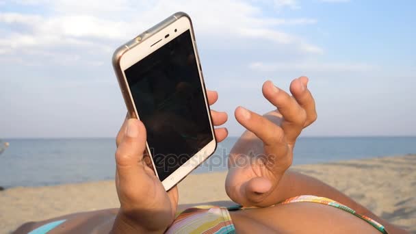 Женская рука печатает сообщения на смартфоне — стоковое видео