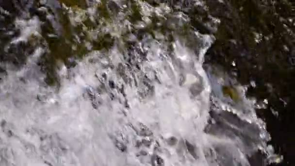 Wasserfall brennt heftig auf den Felsen — Stockvideo