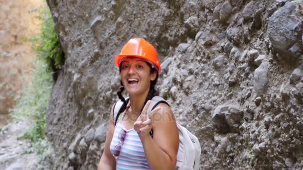 Explorador feliz y sonriente — Vídeo de stock