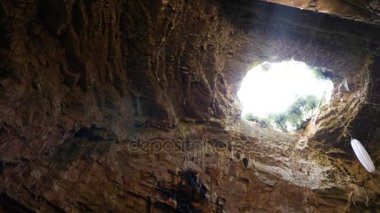 Bir mağara içinde ışık hüzmesi