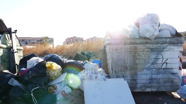 Müll sammelte sich entlang der Straße an — Stockvideo
