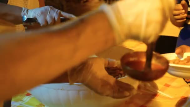 Сервировка горячих блюд из макарон для бездомных — стоковое видео