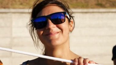 mutlu ve rahat büyüleyici kadın