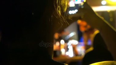 konserde genç kadın odaklanmak