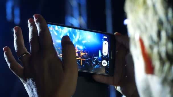 Hacer vídeo con smartphone durante un concierto — Vídeos de Stock
