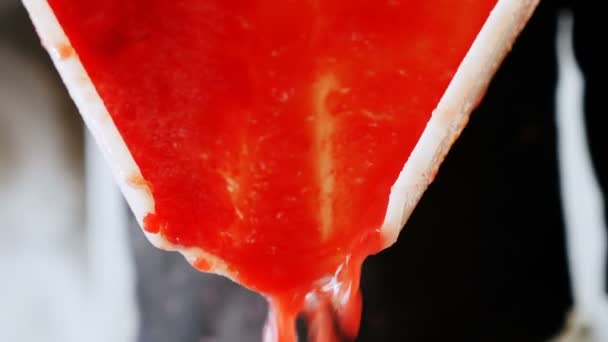Close-up op decanteren tomaten saus — Stockvideo