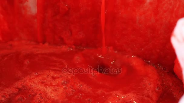 Cerca de pulpa de tomate que fluye — Vídeos de Stock