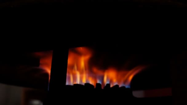 Tűz ég alatt a pot — Stock videók