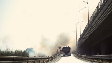 İtfaiye arabası yakınındaki bir yanan orman